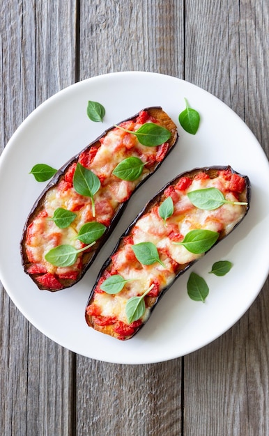 Gebackene Auberginen mit Käse, Mozzarella, Tomaten und Basilikum Gesunde Ernährung italienisches Essen Parmigiana di melanzane