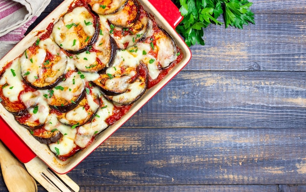 Gebackene Auberginen mit Käse, Mozzarella und Tomaten Gesunde Ernährung italienisches Essen Parmigiana di melanzane