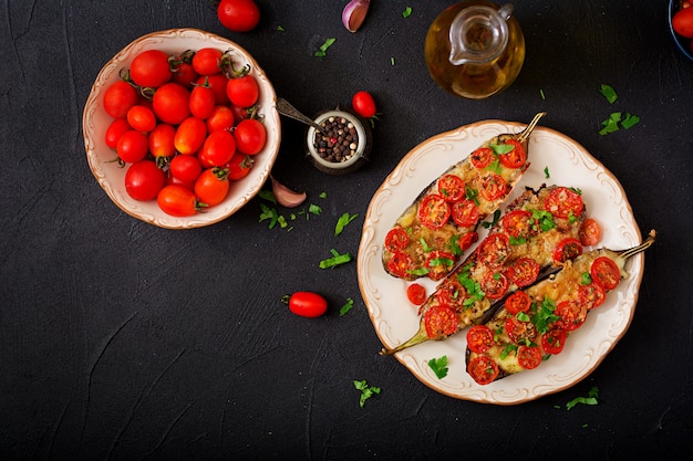 Gebackene Auberginen mit Mozzarella und Tomaten mit italienischen Kräutern. Flach liegen. Ansicht von oben