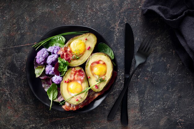 Gebackene Avocado mit Ei und Speck