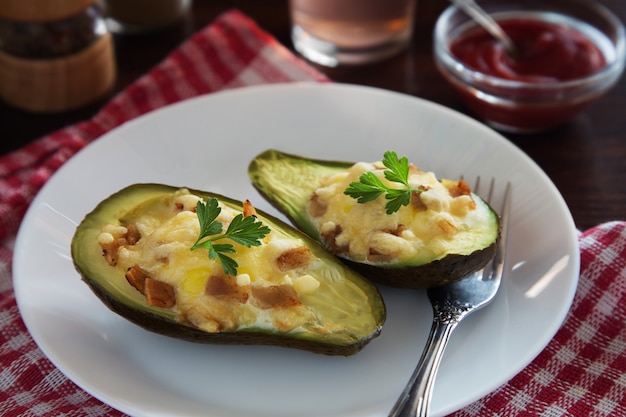 Gebackene Avocado mit Käse, Petersilie und Speck