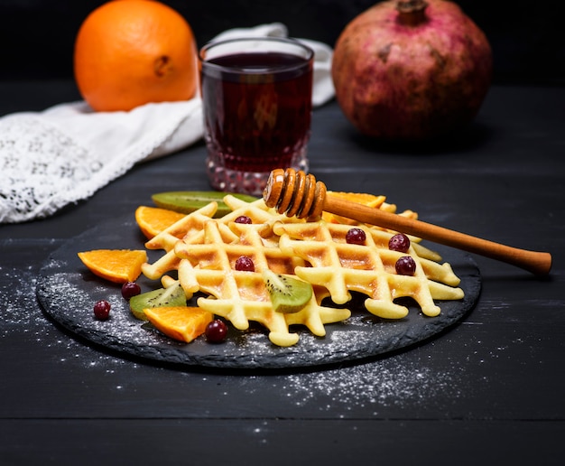 Gebackene belgische Waffeln und ein Glas Granatapfelsaft