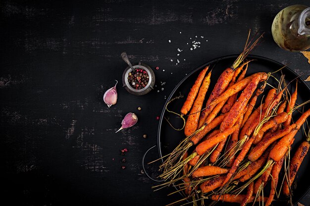 Gebackene Bio-Karotten mit Thymian-Honig und Zitrone Bio-Veganer-Lebensmittel Top-View