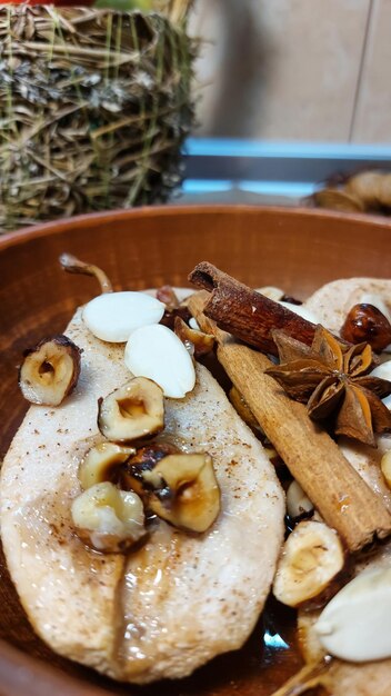 gebackene Birne mit Honig und Früchten