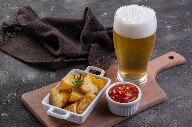 Gebackene Bratkartoffeln mit Rosmarin, grobem Salz, Olivenöl und Gewürzpaprika in einer Eisenpfanne und einem halben Liter Bier.