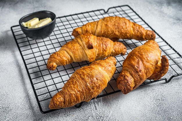 Gebackene Croissants auf einem Kühlregal Weißer Hintergrund Ansicht von oben