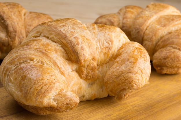 Gebackene Croissants auf Holzbrett