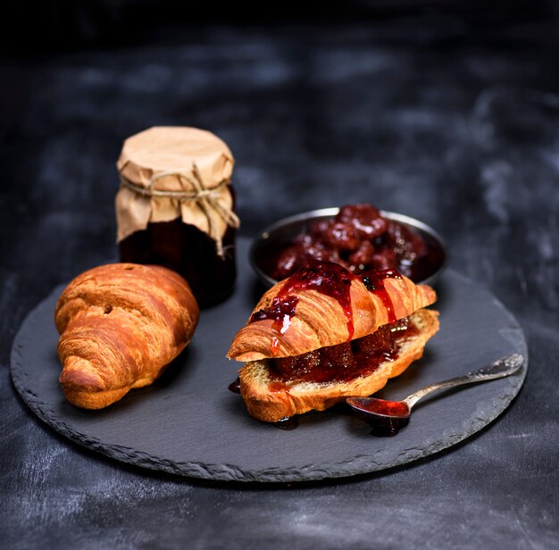 Gebackene Croissants mit Erdbeermarmelade