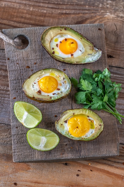 Gebackene Eier in der Avocado auf der Holzbrettoberansicht