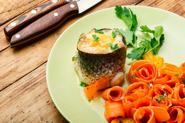 Gebackene Fischbrötchen mit Käse, Karotten und Pfeffer.