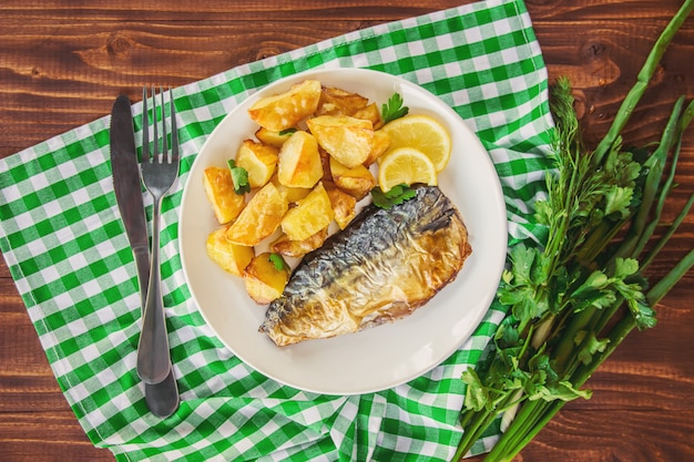 Gebackene Fischmakrele und Kartoffeln. Selektiver Fokus