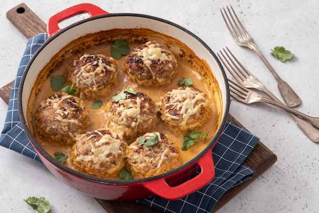 Gebackene Fleischbällchen mit Kohl und Reis mit Sauerrahmsauce