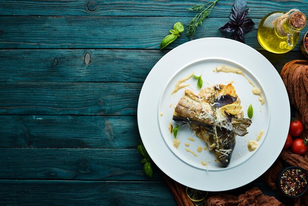 Gebackene Forelle auf einem Teller Speisen Essen Draufsicht Freier Platz für Ihren Text