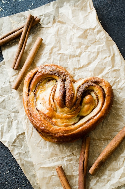 Gebackene frische duftende Zimtschnecken. Traditionelles hausgemachtes Gebäck ..