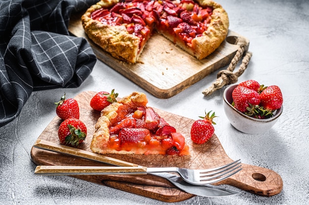 Gebackene Galette mit Erdbeere und Rhabarber