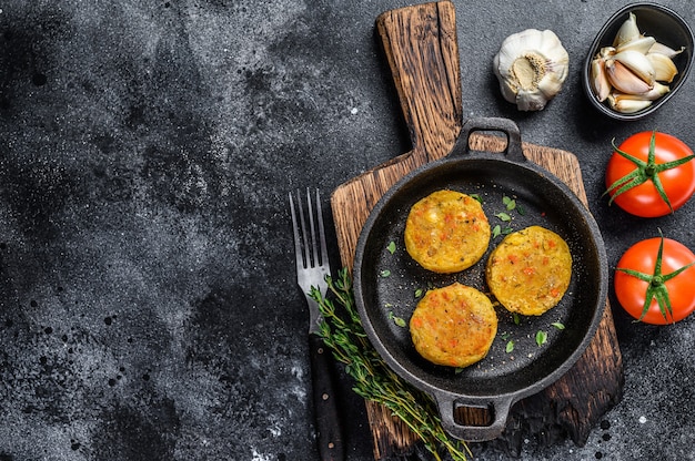 Gebackene Gemüse-Patties-Koteletts für vegane Burger. Dunkler Hintergrund.