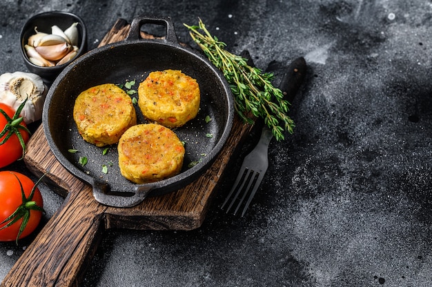 Gebackene Gemüse-Patties-Koteletts für vegane Burger. Dunkler Hintergrund.