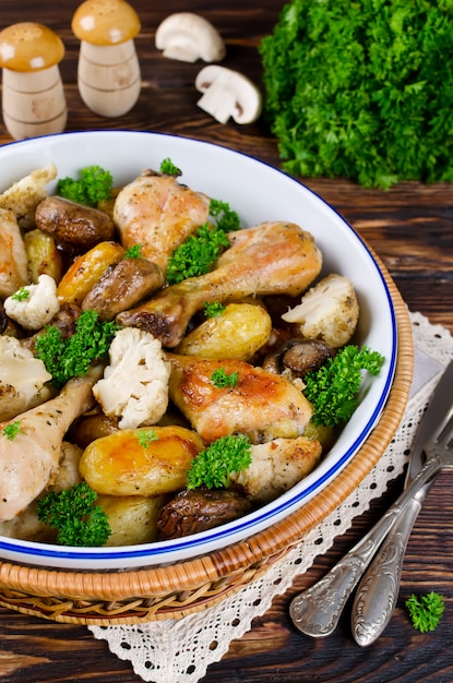 Gebackene Hähnchenschenkel mit Kartoffeln, Champignon und Blumenkohl