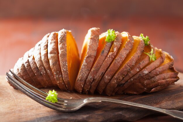 Gebackene Hasselback-Kartoffel