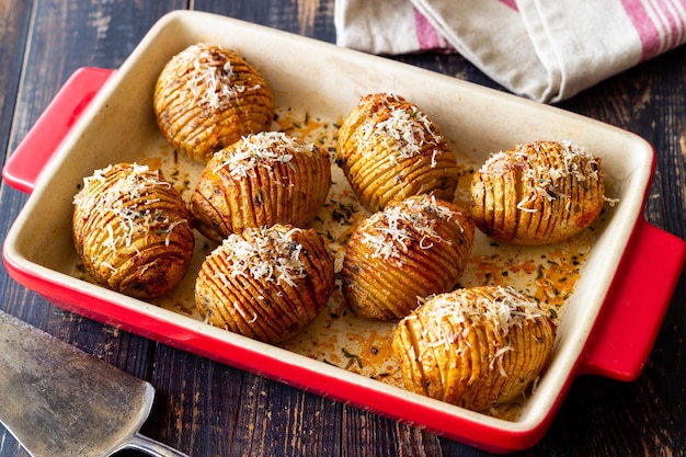 Gebackene Hasselback-Kartoffeln, amerikanisches Essen, vegetarisches Essen