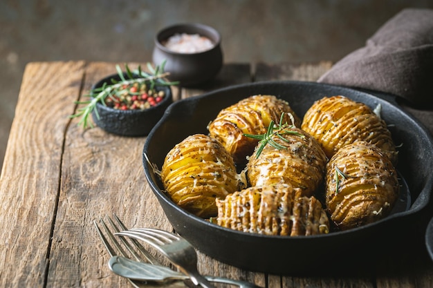 Gebackene Hasselback-Kartoffeln mit Käse, Knoblauch und Gemüse