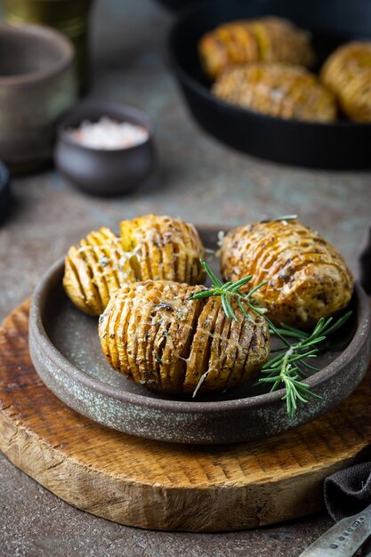 Gebackene Hasselback-Kartoffeln mit Käse, Knoblauch und Gemüse