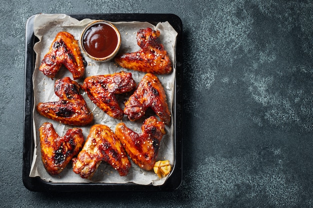 Gebackene Hühnerflügel in Barbecue-Sauce.