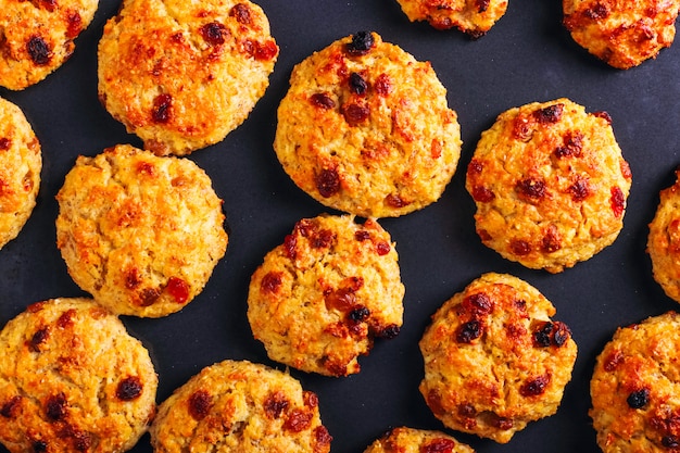 Gebackene Hüttenkäse- und Hafermehlplätzchen mit Rosinen. Gesunde Ernährung, Diätkost.