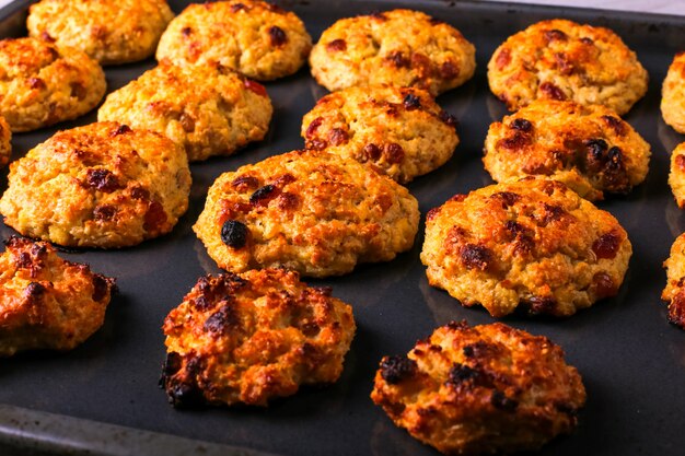 Gebackene Hüttenkäse- und Hafermehlplätzchen mit Rosinen. Gesunde Ernährung, Diätkost.