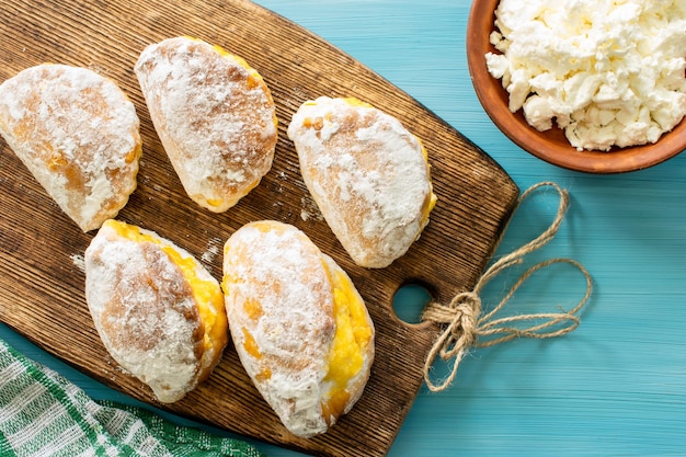 Gebackene Hüttenkäsekuchen Hausgemachtes Backen Essen auf dem Tisch Portionskuchen Quark zum Füllen