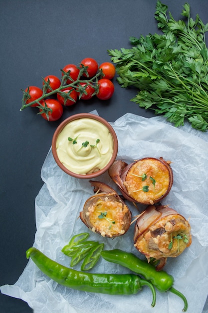 Gebackene junge Kartoffeln mit Käse und Speck