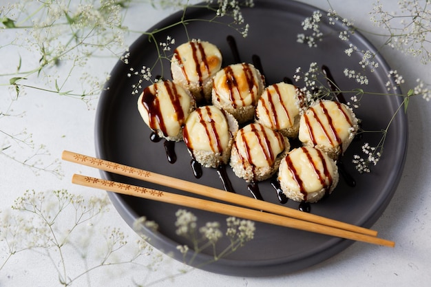 Gebackene Käse-Sushi-Rollen mit Unagi-Sauce