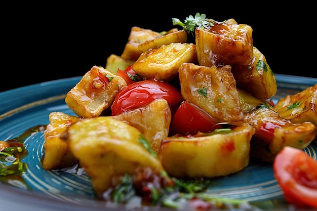 Gebackene karamellisierte Auberginen mit Tomaten und Kräutern