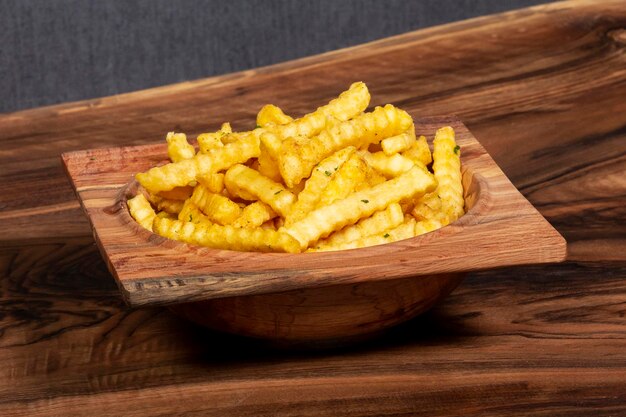 Foto gebackene kartoffeln in einer schüssel auf einem holztisch