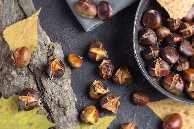 Gebackene Kastanien Herbst traditionelles Essen.