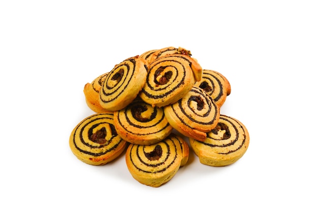 Gebackene Kekse mit Rosinen und Mohn isoliert auf weißem Hintergrund.