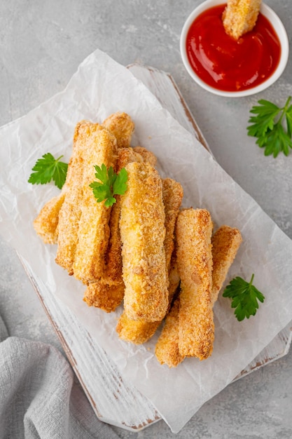 Gebackene knusprige Knoblauch-Parmesan-Zucchini-Sticks serviert mit Tomatensauce Vegetarisches gesundes Gericht