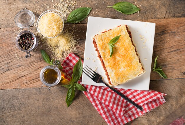 Foto gebackene lasagne mit fleisch und geschmolzenem käse