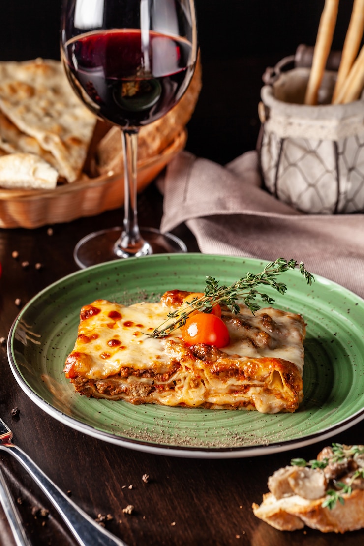Foto gebackene lasagne mit gehacktem bolognese.