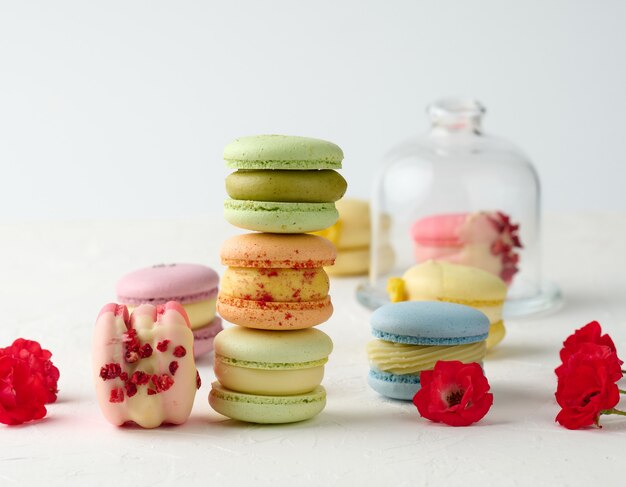 Gebackene Macarons auf einem weißen Tisch, Gourmet-Mandelmehl-Dessert, Nahaufnahme