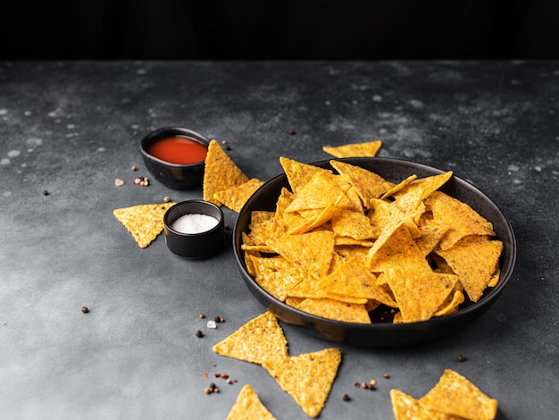 Gebackene Mais-Tortilla-Chips aus biologischem Anbau