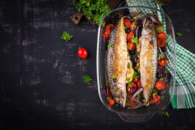 Gebackene Makrele mit Kräutern und Zitrone und Gemüse. Gesundes Abendessen. Ansicht von oben, flach