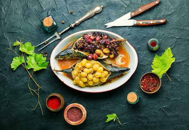 Gebackene Makrele oder Scomber in Trauben-Beeren-Sauce.Fischfutter