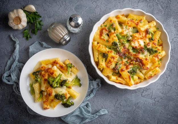 Gebackene Nudeln mit Brokkoli und Hühner Brokkoli-Käse und Gratin-Sauce auf gebackener Penne-Nudeln