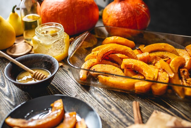 Foto gebackene orangenkürbisscheiben mit honig und zimt