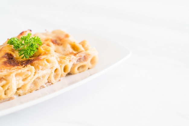gebackene Penne Pasta mit Käse und Schinken