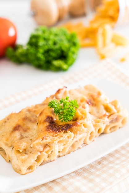 gebackene Penne Pasta mit Käse und Schinken