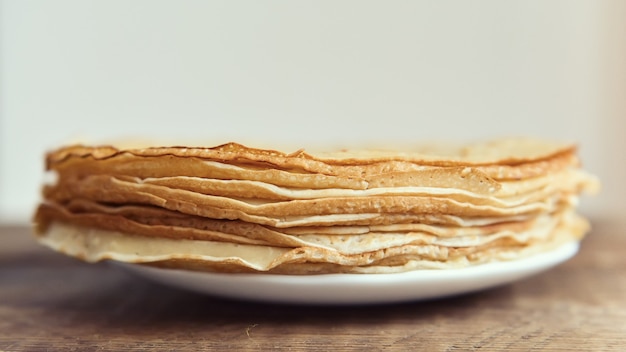 Gebackene Pfannkuchen auf einem Teller