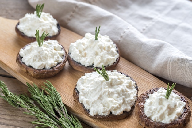 Gebackene Pilze gefüllt mit Frischkäse und Rosmarin