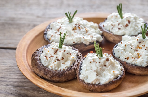 Gebackene Pilze gefüllt mit Frischkäse